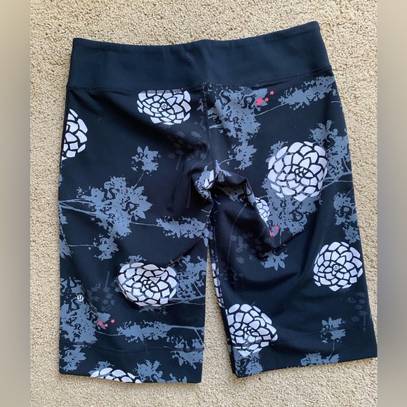 Lululemon Floral Print Activewear Knee Length Shorts - Picture 4 of 6